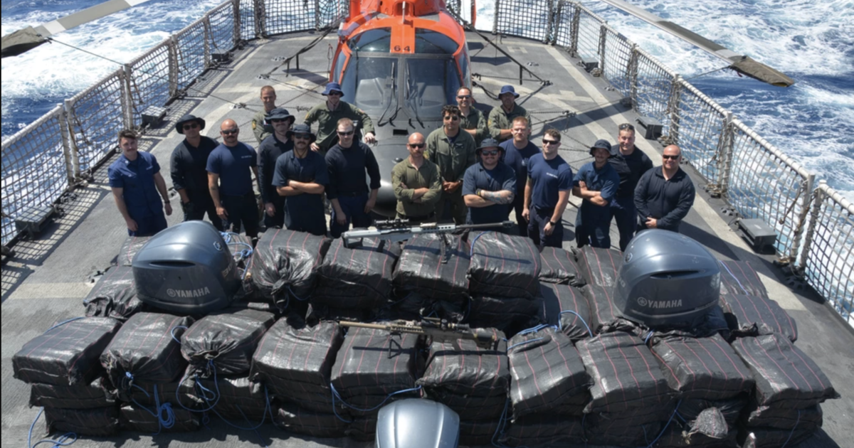 Заподозрени контрабандисти изхвърлят бали с кокаин в източната част на Тихия океан по време на спиране на бреговата охрана