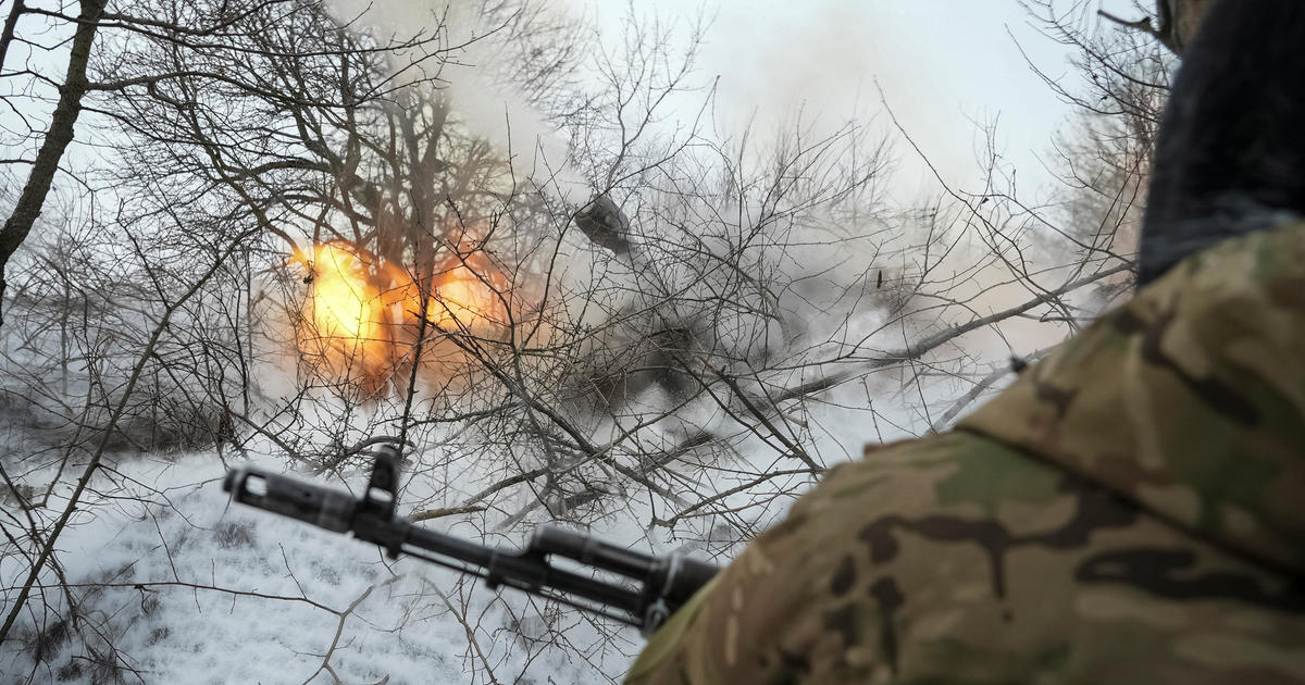 Връщайки се към фронтовата линия на Украйна, CBS News открива градове, падащи в ръцете на Русия, и войски, молещи за помощ