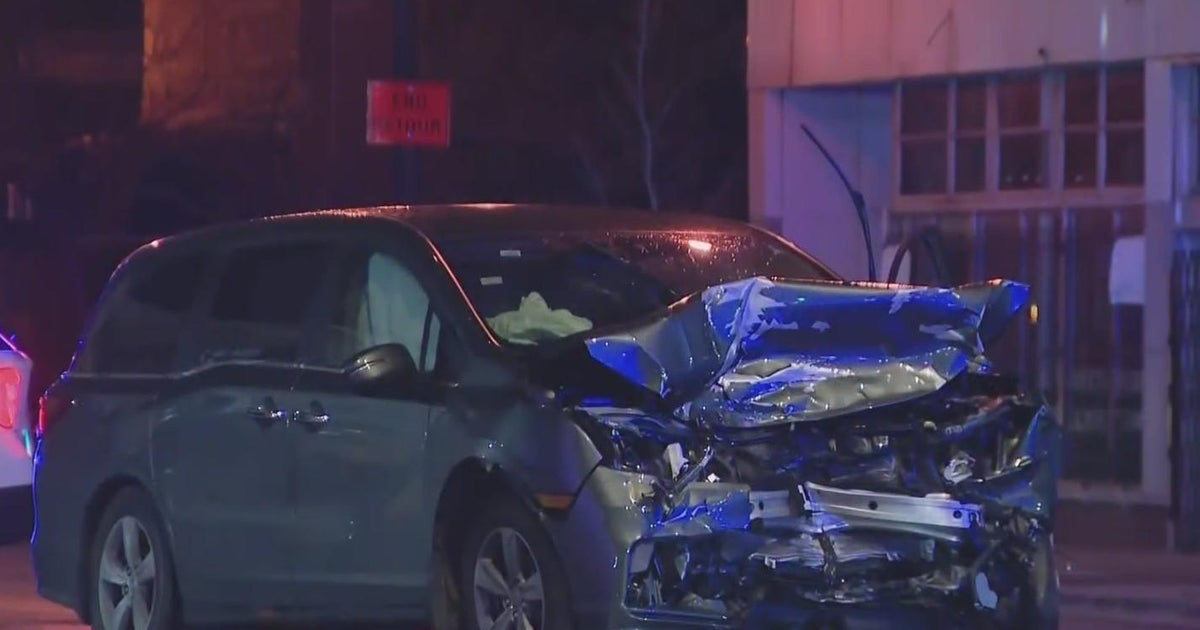 6 seriously hurt in crash on Chicago's Southwest Side - CBS Chicago