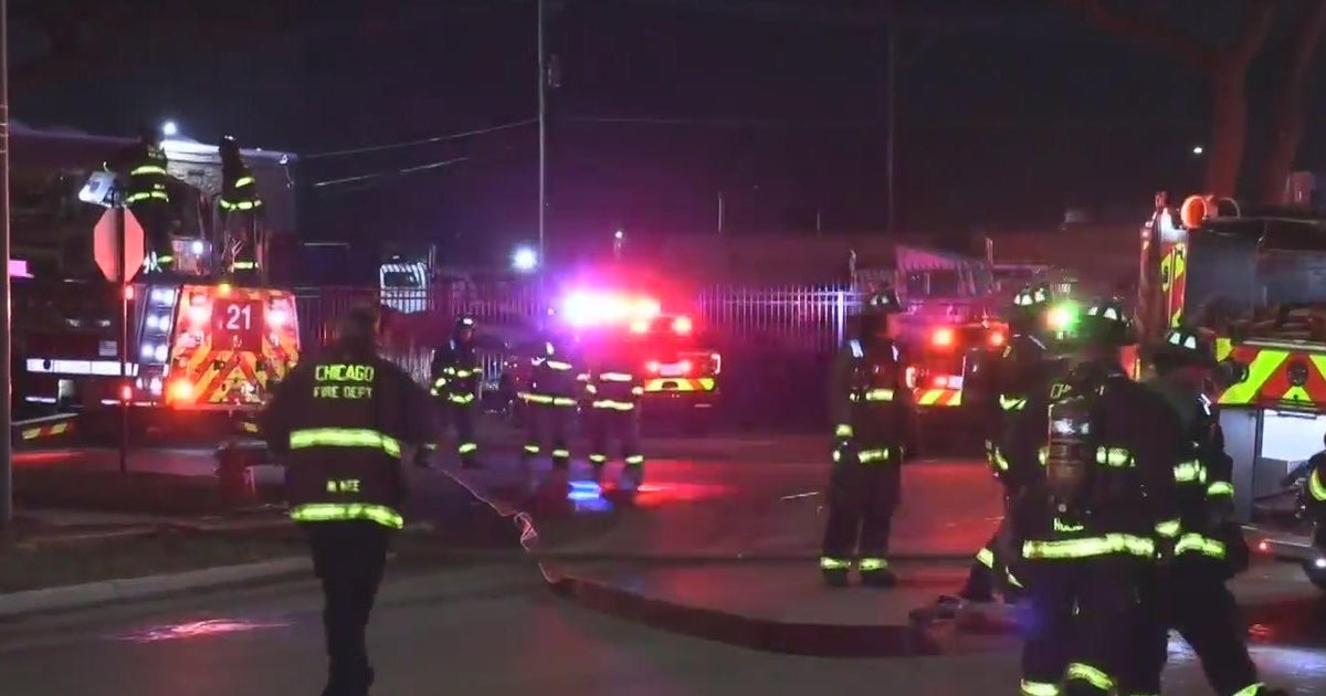CFD crews battle warehouse fire on Near West Side - CBS Chicago