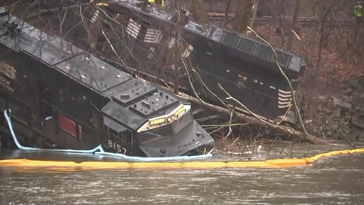 norfolk-southern-trains-in-water.jpg 