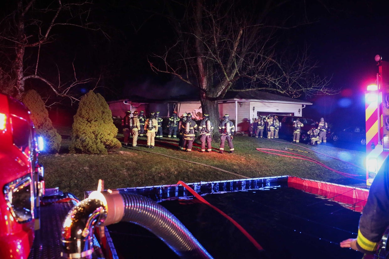 2 people, 2 pets die in house fire northwest of Chicago - CBS Chicago
