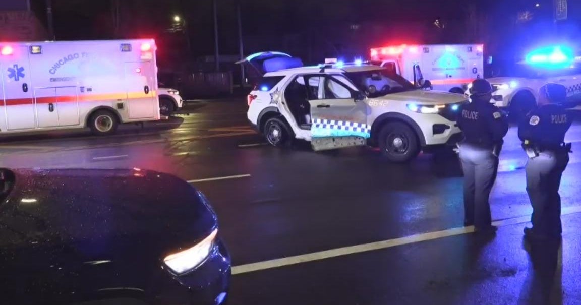 2 Chicago police officers hospitalized after South Side crash - CBS Chicago