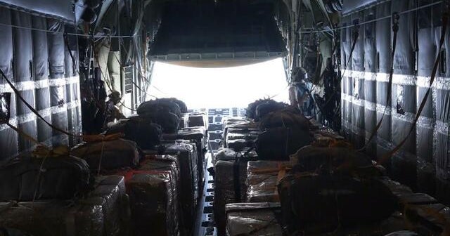 Gazze'ye düşen ABD yardımlarından birinin içine bakış