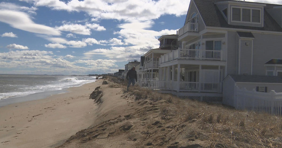 Hundreds descend on Willard Beach for a chilly dip in Casco Bay to