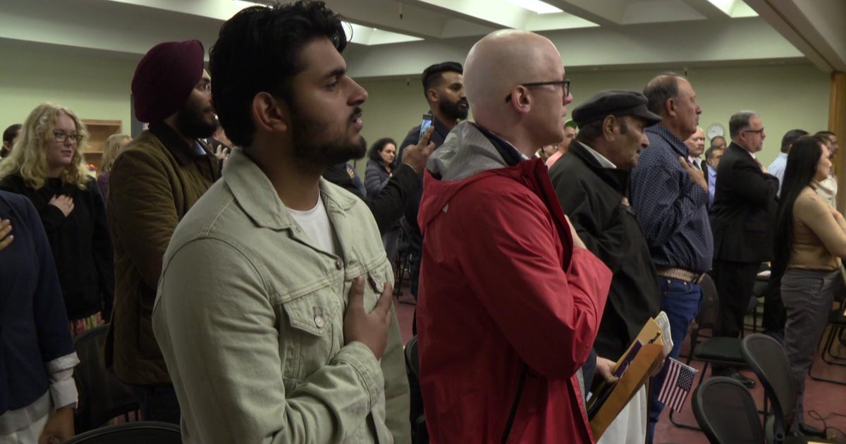 30 new U.S. citizens sworn in during Woodland naturalization ceremony