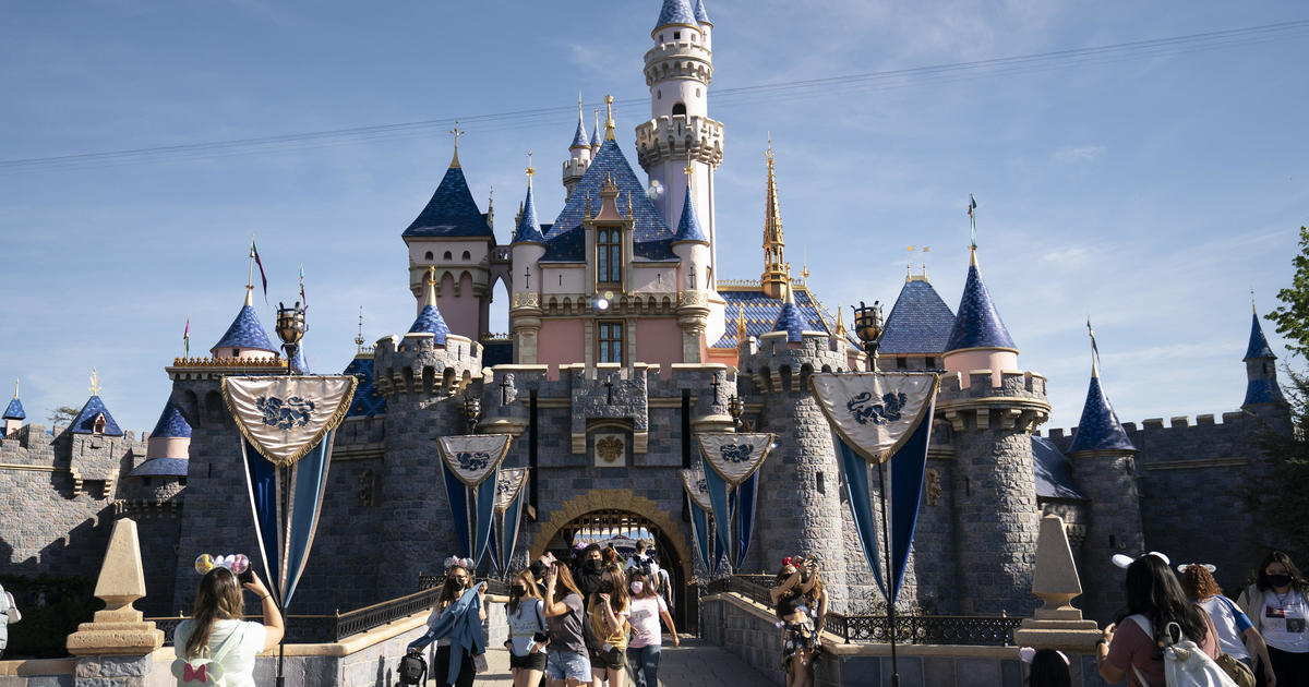 Seorang karyawan Disneyland meninggal setelah jatuh dari kereta golf yang sedang bergerak di taman