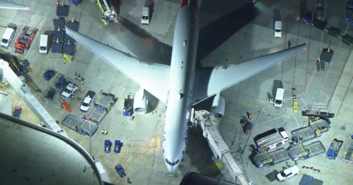 American Airlines flight makes emergency landing at LAX due to suspected mechanical issue thumbnail