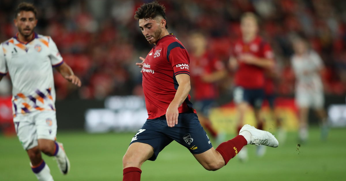 Eşcinsel olduğunu açıklayan ilk üst düzey profesyonel futbolcu, kendi sahasında partner olma teklifinde bulundu