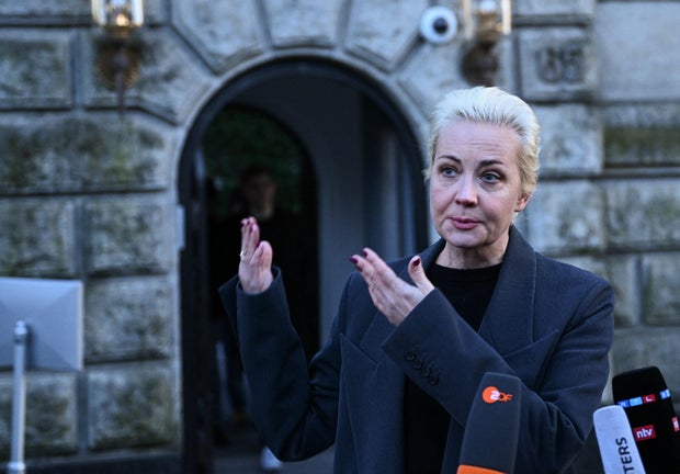 Yulia Navalnaya aparece perante a mídia após deixar a Embaixada da Rússia em Berlim
