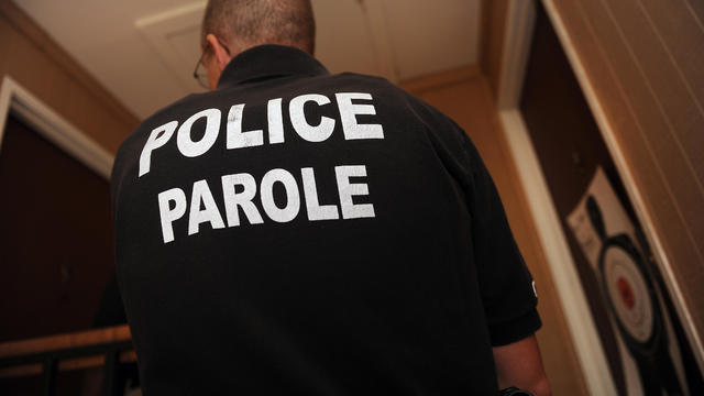 ENGLEWOOD PAROLE OFFICERS DOING THIER JOBS 