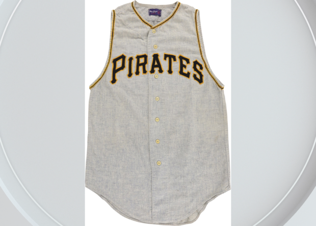 roberto-clemente-jersey-auction.png 