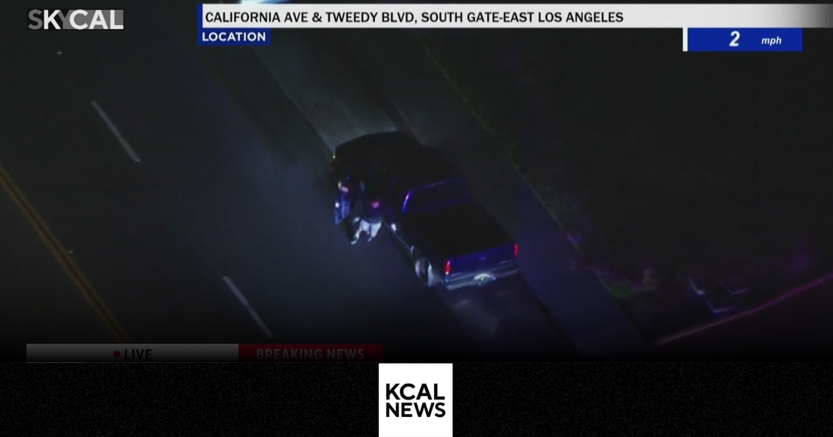 Assault suspect arrested after pursuit, foot chase in South LA - CBS ...