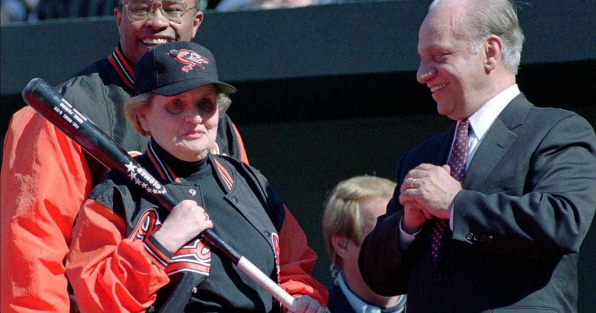 La comunidad de béisbol de Baltimore y los legisladores rinden homenaje al propietario de los Orioles, Peter Angelos