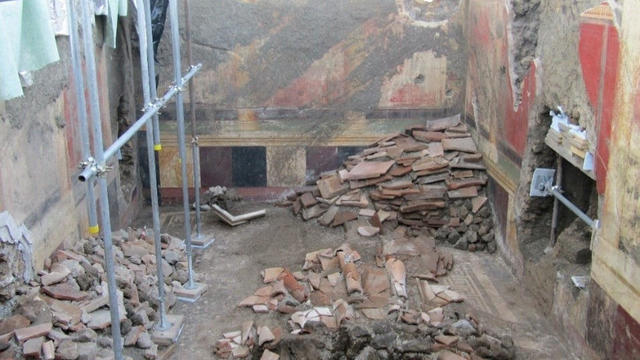 Evidences of a construction site has resurfaced in the rooms of an ancient domus during archaeological excavation in Pompeii 