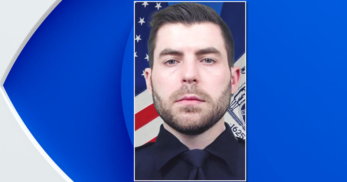 Загиналият офицер от нюйоркската полиция Джонатан Дилър беше повишен посмъртно на погребална служба в Лонг Айлънд