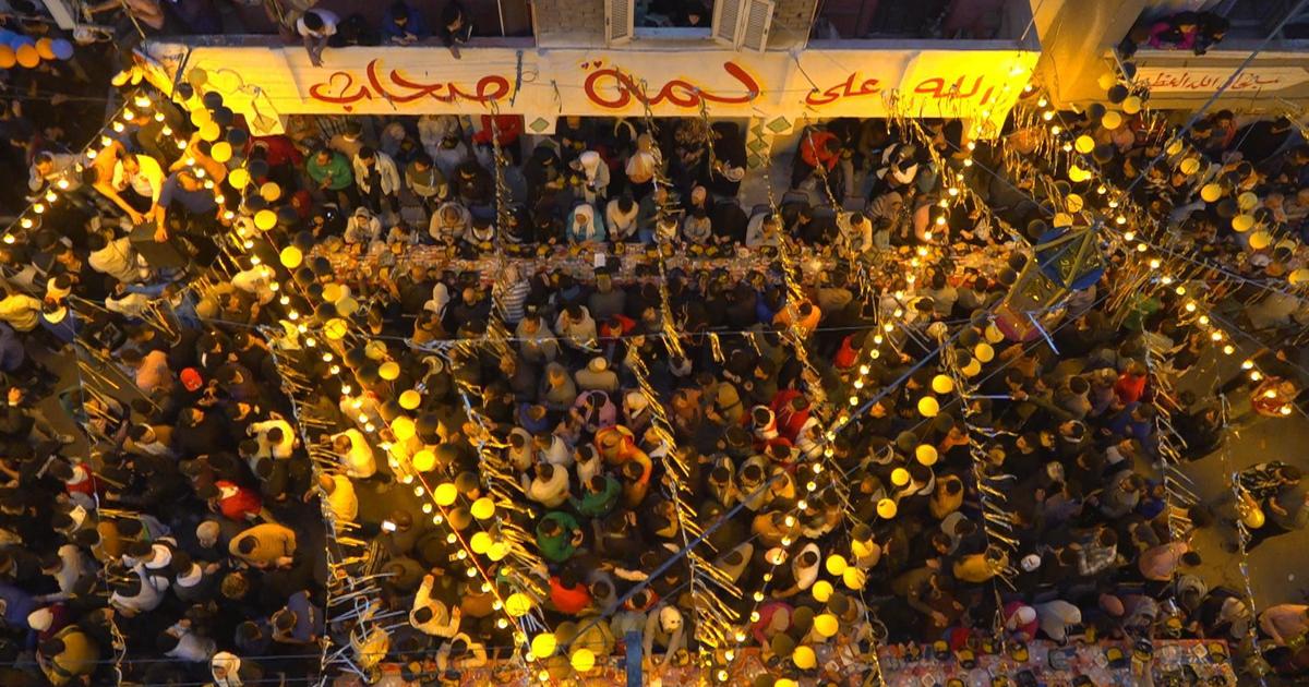 Thousands pack narrow alleys in Cairo for Egypts mega-Iftar