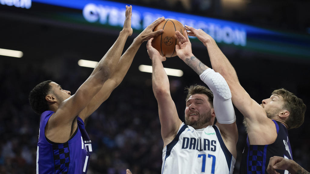 Kings lose big to Mavs 132-96 in crucial game as playoffs near