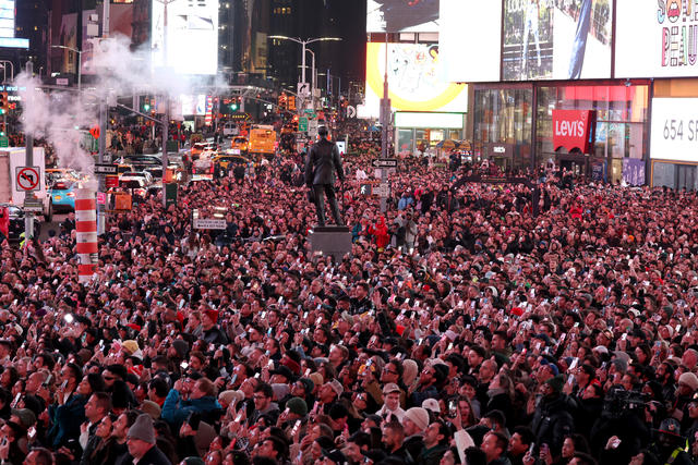 Shakira performs at pop-up concert in NYC's Times Square - CBS New York