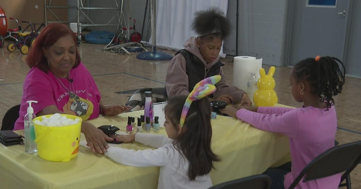 Mom touched by violence make a happy holiday for Chicago kids - CBS Chicago