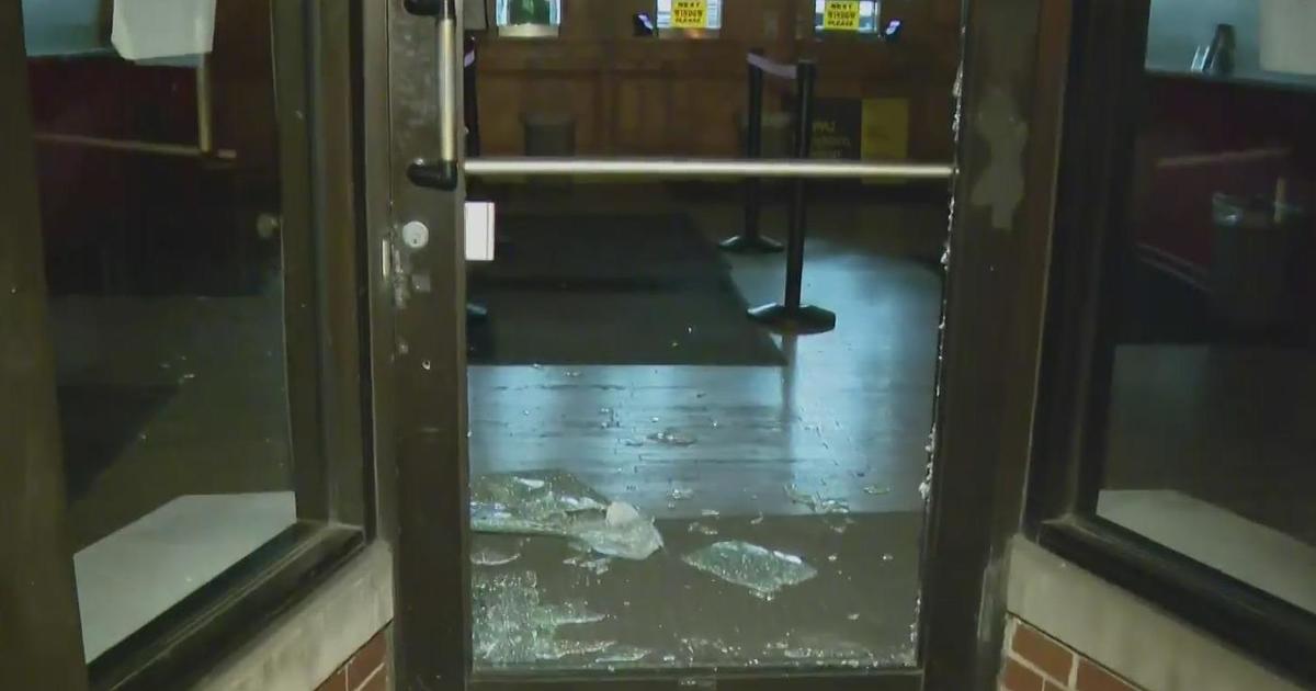 2 thieves break into business, steal ATM on Chicago's West Side, witness say