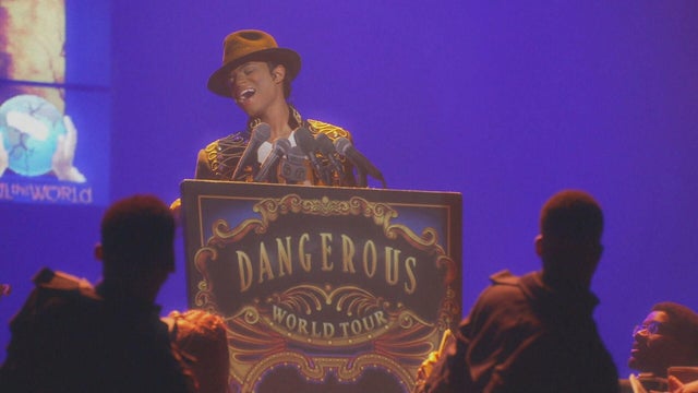 mj-the-musical-5pkg-frame-1782.jpg 