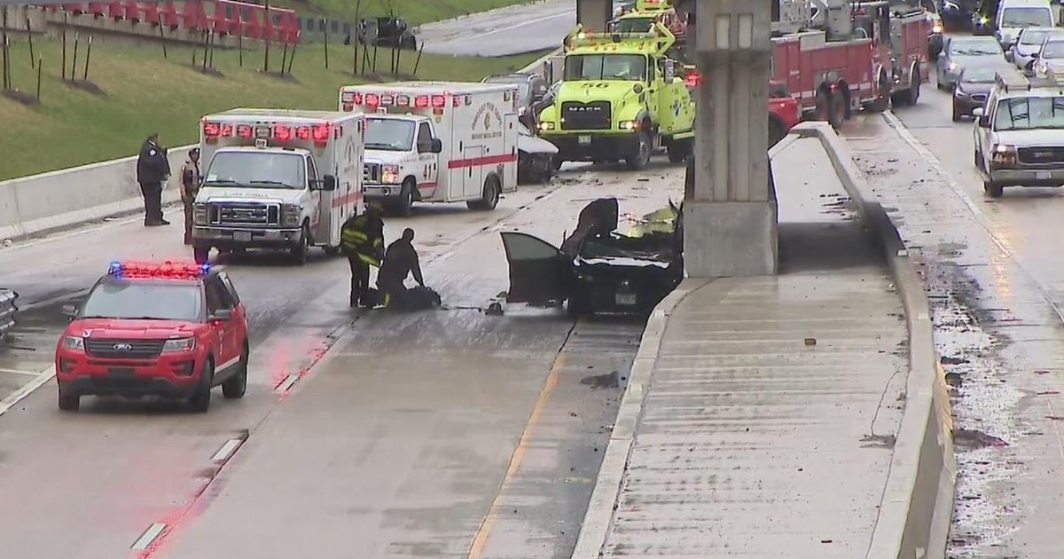 1 dead, 3 hurt in Kennedy Expressway crash - CBS Chicago