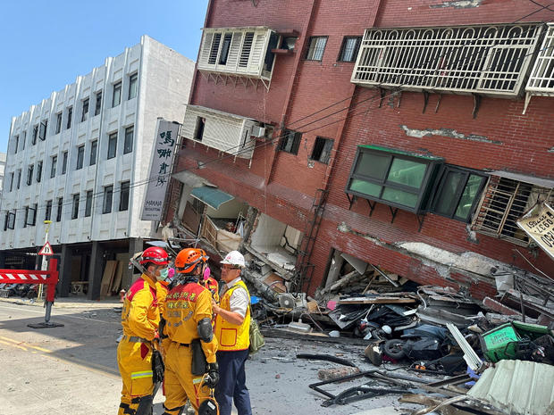 消防员在花莲地震后建筑物倒塌的现场工作