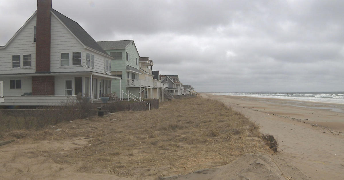 Inwoners haasten zich om kusteigendommen te beschermen voordat de storm Massachusetts treft