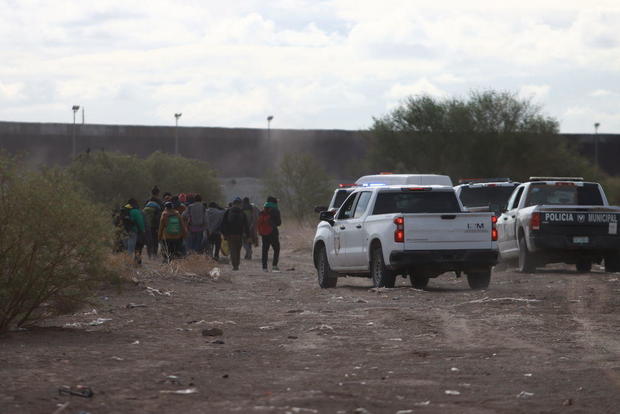 Migrants resist the interventions of security forces while trying to pass the border in Ciudad Juárez, Mexico, on April 2, 2024. 