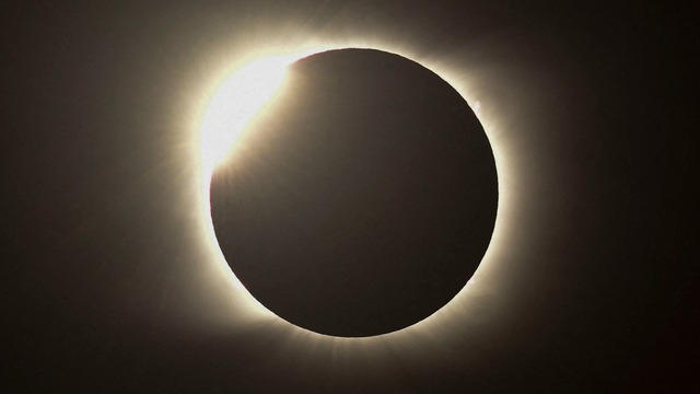 cbsn-fusion-airlines-pilots-prep-for-solar-eclipse-thumbnail-2813843-640x360.jpg 
