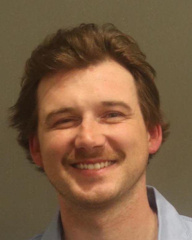 Morgan Wallen arrestado por delitos graves en Nashville después de supuestamente arrojar una silla desde el techo de un bar