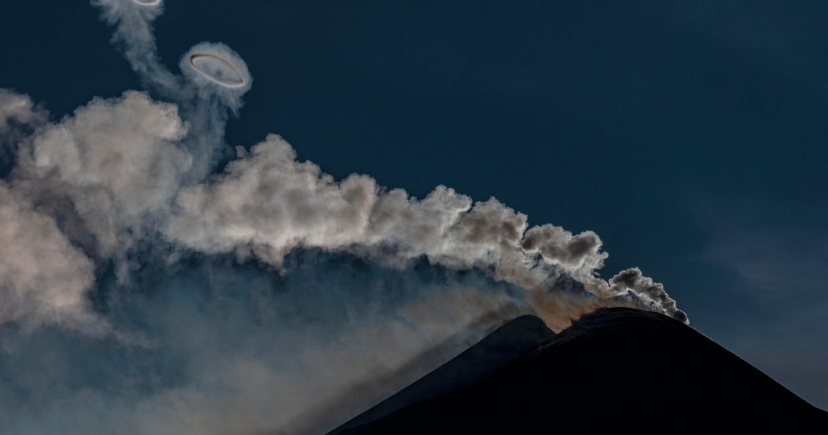 Watch rare pink volcanic vortex bubbles spew out of Italy’s Mount Etna Watch rare pink volcanic vortex bubbles spew out of Italy’s Mount Etna