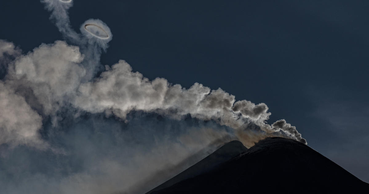 Osserva le rare bolle vulcaniche a spirale rosa che eruttano dall'Etna in Italia