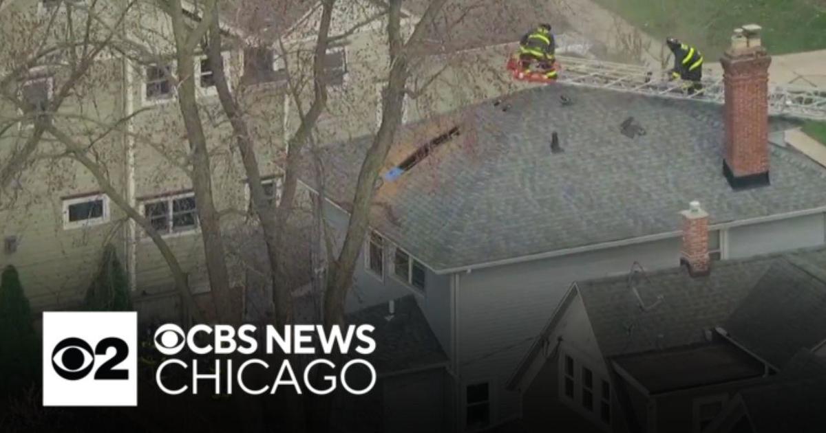 Fire damages house on Chicago's Far South Side - CBS Chicago