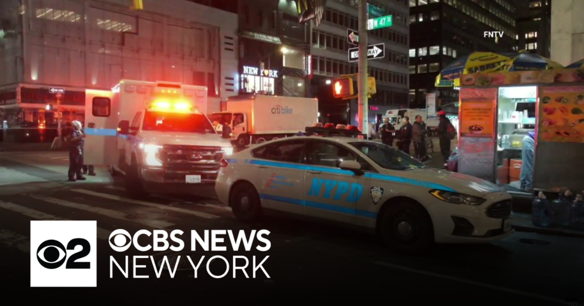 Suspect wanted in Manhattan subway slashing, police say - CBS New York