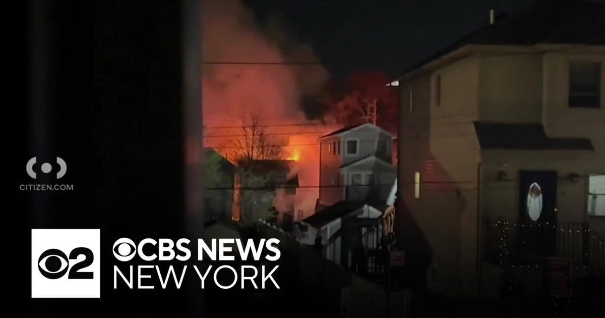 FDNY battles late night house fire on Staten Island - CBS New York