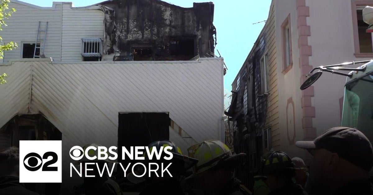6 firefighters hurt battling Brooklyn blaze - CBS New York