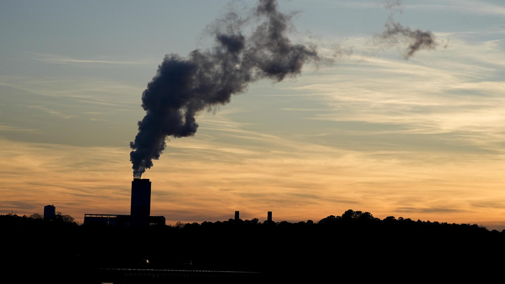 EPA issues toughest rule yet on power plant emissions, but it's likely
to face court challenges