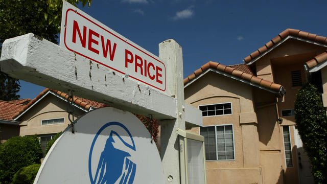  
Cost of buying a home in America reaches a new high, Redfin says 
The median mortgage payment jumped to a record $2,843 in April, up nearly 13% from a year ago, a new analysis finds. 
Apr 25