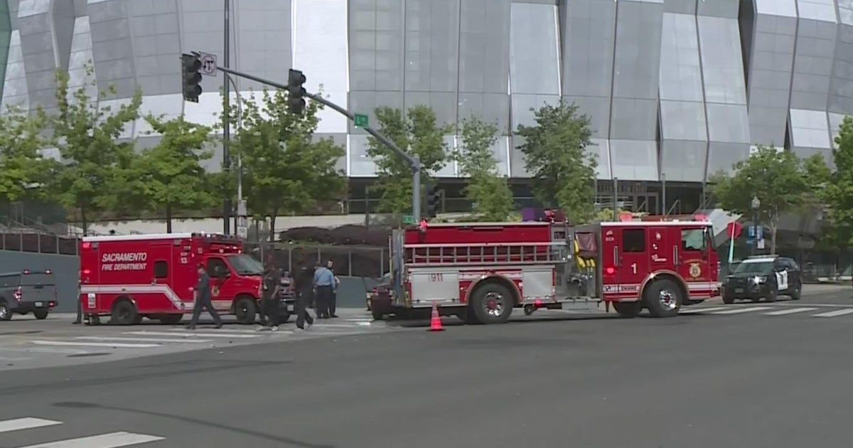 Crash involving Sacramento Fire ambulance leaves 2 injured