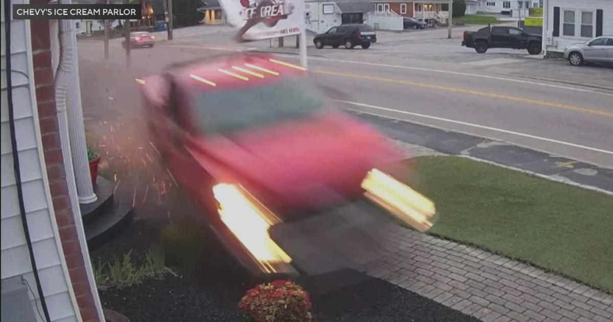 Wild video shows truck nearly hitting Bellingham ice cream shop: “Tragedy was avoided here” – CBS Boston