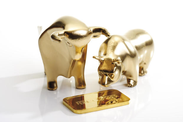 Bull and bear sculptures by gold bar 