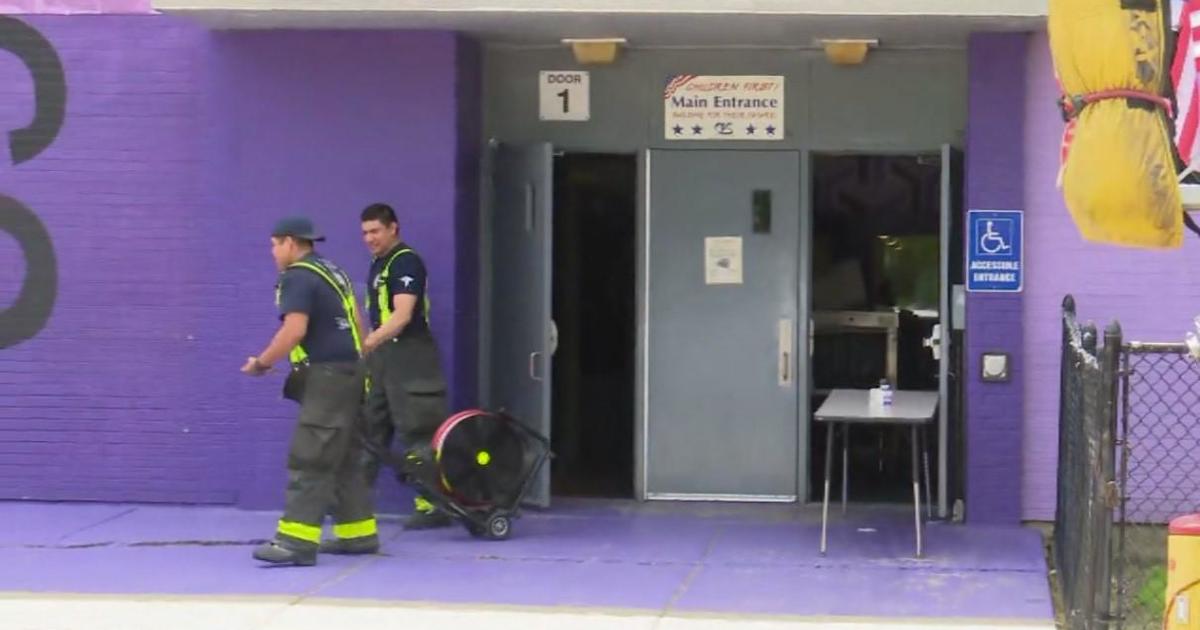 Setidaknya satu orang telah dirawat di rumah sakit setelah serangan “bahan kimia yang mengiritasi” di Chicago Tech Academy High School