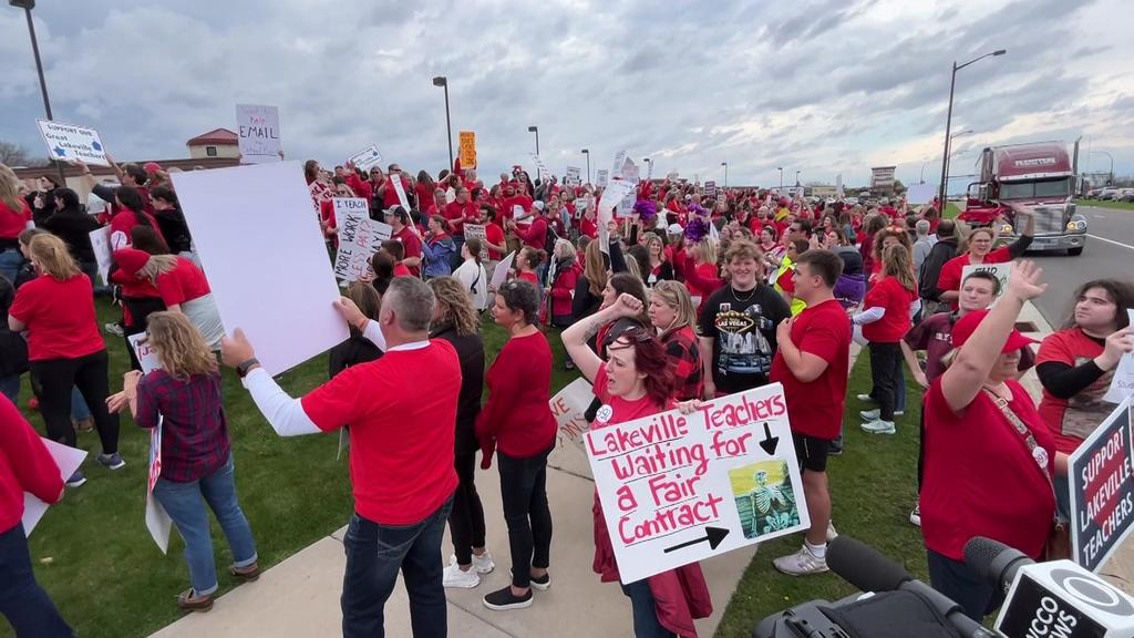 Lakeville teachers ratify tentative agreement with school district