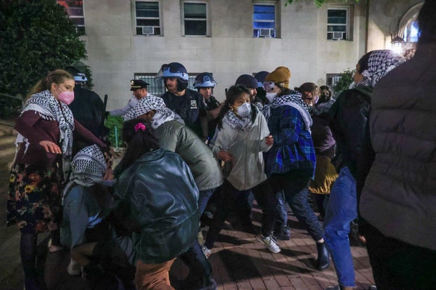 Police officers intervene the pro-Palestinian student protesters in Columbia University