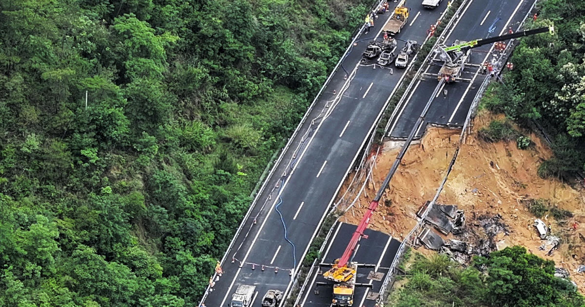 Un crollo autostradale in Cina ha travolto automobili, uccidendo almeno 48 persone e ferendone decine