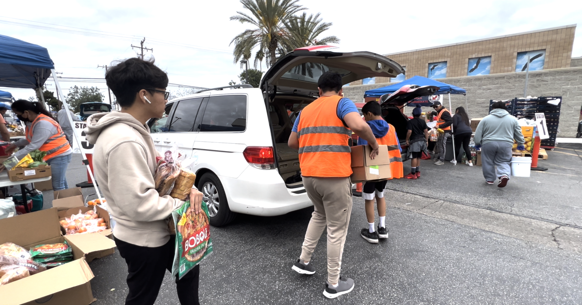 Автомобилен килер за храна в пустинята за храна в Южна Калифорния осигурява постоянен източник на хранителни стоки за хиляди: „Това е труд на любов“