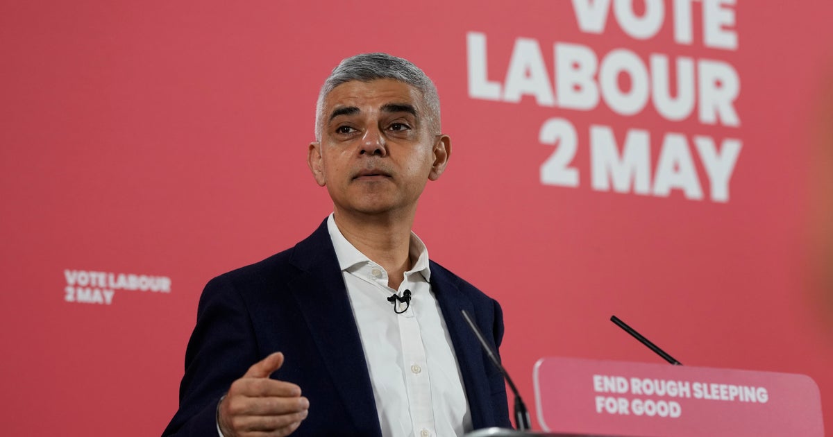 İngiltere'yi yöneten Muhafazakarlar daha kötü sonuçlara katlanırken Londra Belediye Başkanı Sadiq Khan üçüncü dönemi kazandı