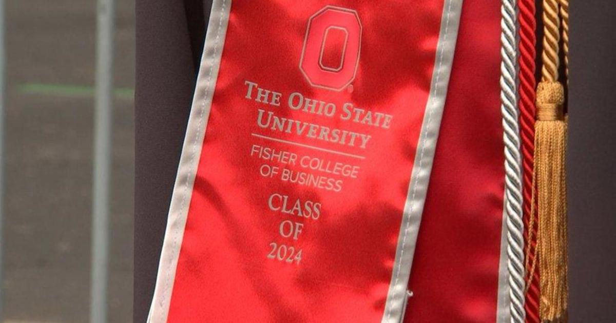 Während einer Abschlussfeier an der Ohio State University stürzt ein Mensch in den Tod